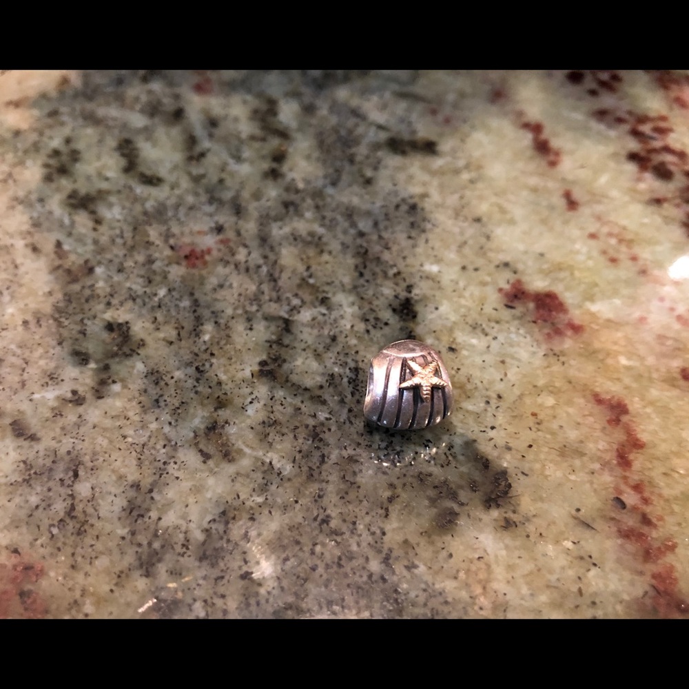 Pandora Retired clam with 14 kt starfish charm